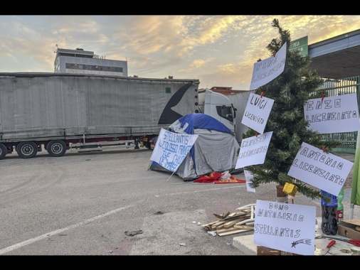 Per lavoratori Trasnova altra notte davanti cancelli Stellantis