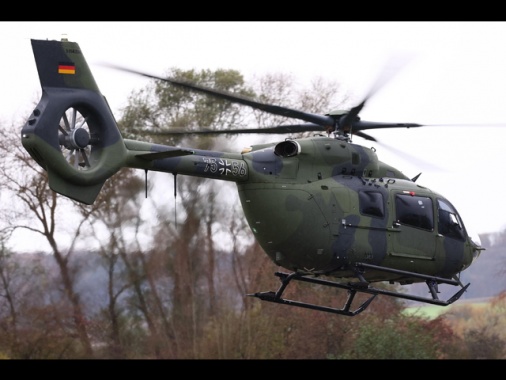 Nave russa spara razzi segnaletici su elicottero tedesco