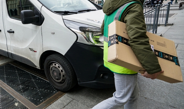 I ladri entrano in azione subito dopo la consegna del corriere (foto Archivio)