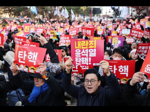 In migliaia alle manifestazioni di Seul contro presidente Yoon
