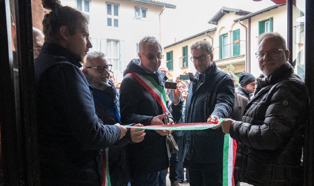 Il taglio del nastro con al centro il sindaco Mazzucchelli e il ministro Giorgetti (foto Blitz)