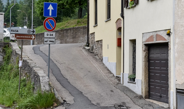 Via San Gottardo alla Rasa: è lungo l’elenco dei problemi della frazione che ha portato i residenti a confezionare una petizione
