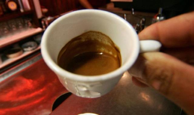 Varese, caffè amaro. Volano le tazzine