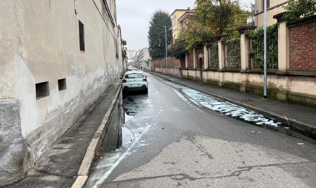Il liquido in strada in via Confalonieri