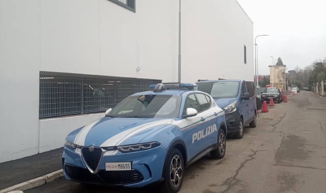 L’intervento della Polizia in via Quarnero, nel complesso del nuovo supermercato Aldi
