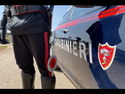 Ragazza accoltellata fuori da un supermercato, è grave