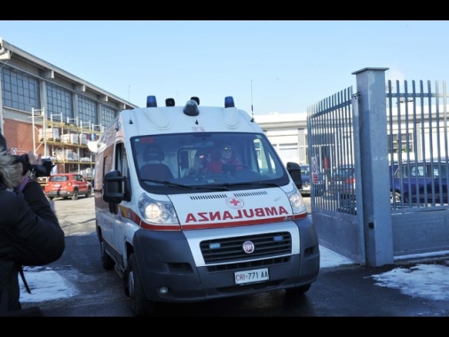 Incidente lavoro, due operai cadono da tetto, uno è morto