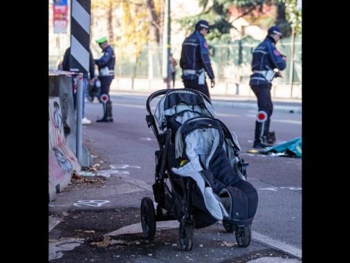 Madre travolta e uccisa a Milano, arrestato il camionista