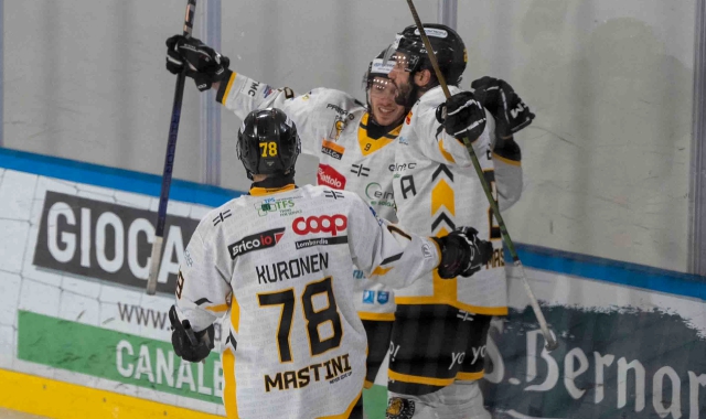 L’esultanza dei mastini dopo uno ei 4 gol rifilati al Caldaro (foto Blitz)