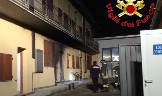 Il sopralluogo di vigili del fuoco e carabinieri dopo il rogo