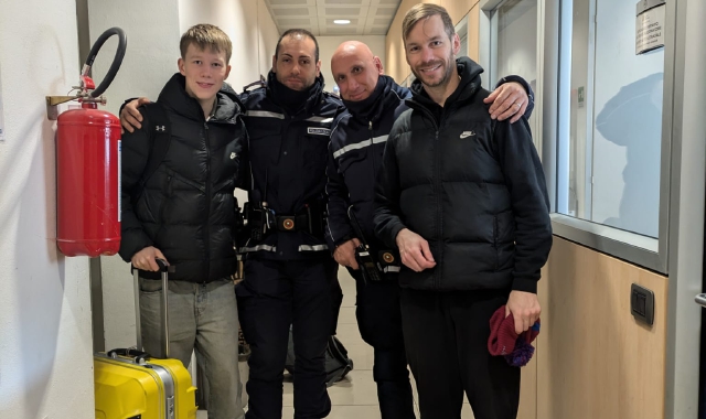 La polizia locale con i turisti islandesi ai quali è stata recuperata la valigia