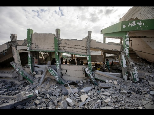 Wafa, almeno 20 morti in bombardamento scuola a Khan Younis