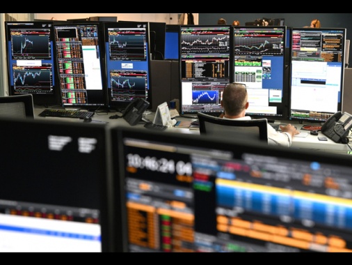 Borsa: Milano gira in positivo con Azimut, debole Banco Bpm