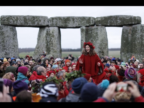 In migliaia a Stonehenge celebrano il solstizio d'inverno