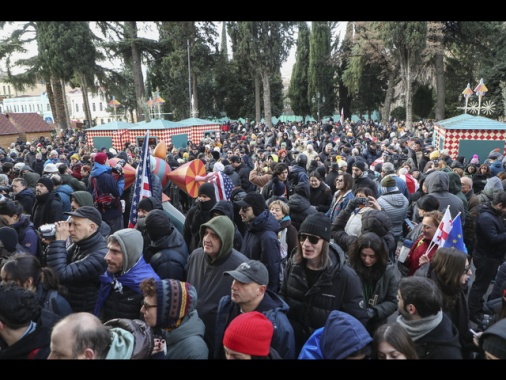 Georgia, migliaia di manifestanti davanti al Parlamento