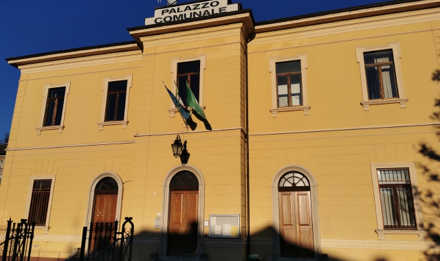 L’incendio era stato appiccato al portone principale del municipio di Montegrino Valtravaglia (foto Archivio)