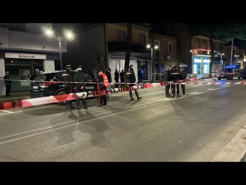 Accoltella 4 persone e si avventa contro i Carabinieri, ucciso