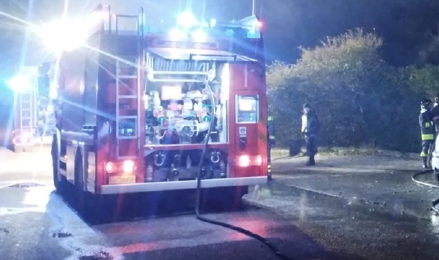 Casa in fiamme a Clivio: evacuato dal balcone