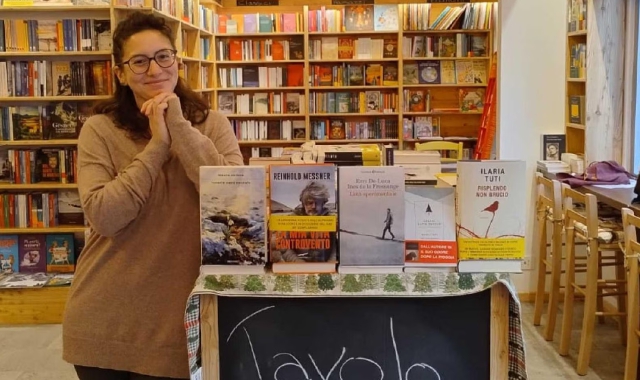 Cornelia Bonardi nella sua libreria (foto Ansa)