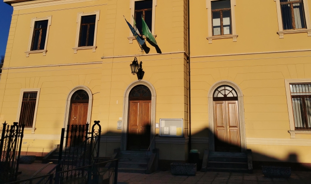 Nella notte tra il 2 e il 3 dicembre 2024 è stato appiccato il fuoco al portone del municipio di Montegrino Valtravaglia (foto Archivio)