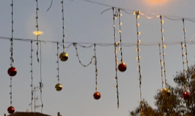 I danni alle luminarie a Laveno Mombello