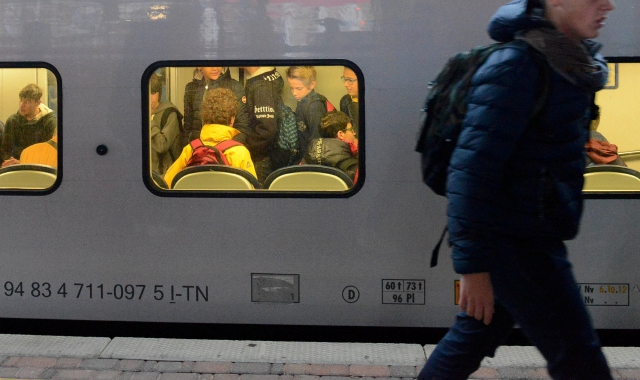 Litiga con la fidanzata e ferma il treno