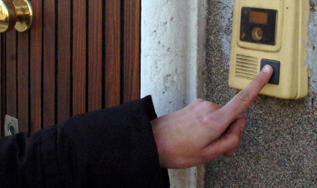 Un 33enne di Daverio è stato arrestato mentre suonava #br/#il citofono di casa della madre, alla quale non poteva avvicinarsi 