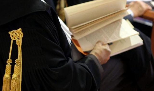 Insulti all’avvocata dell’aggressore con l’acido