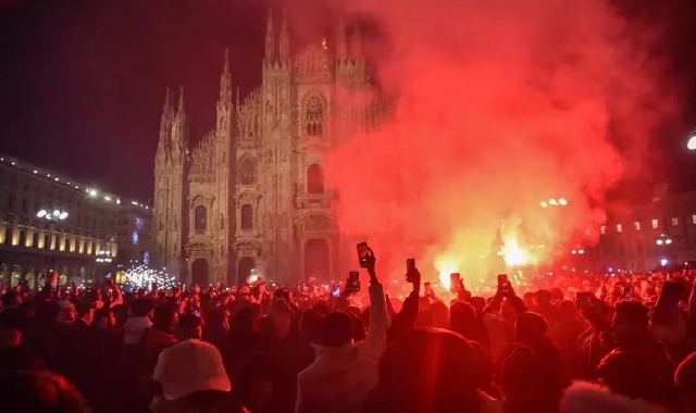 La folla in piazza Duomo a Milano la notte di Capodanno (foto Ansa)