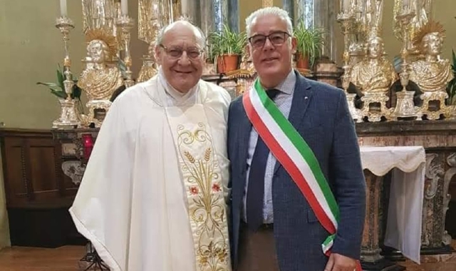 Don Oliviero Bruscagin con il sindaco Claudio Ventimiglia