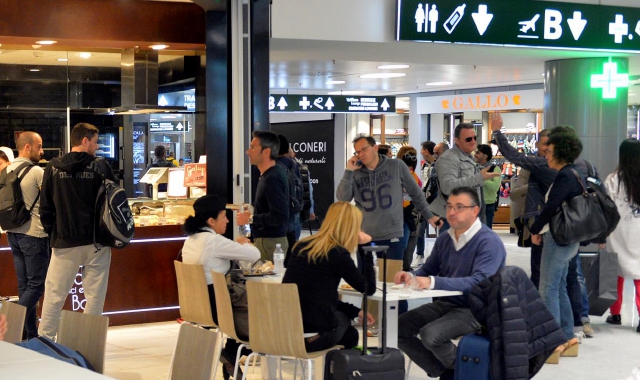 La sosta ai bar dell’aeroporto è quasi obbligata ma dispendiosa