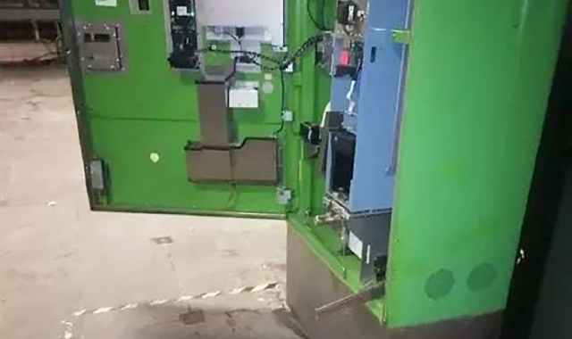 Il distributore di biglietti scassinato dai ladri (foto Domenico Ghiotto/BLITZ)