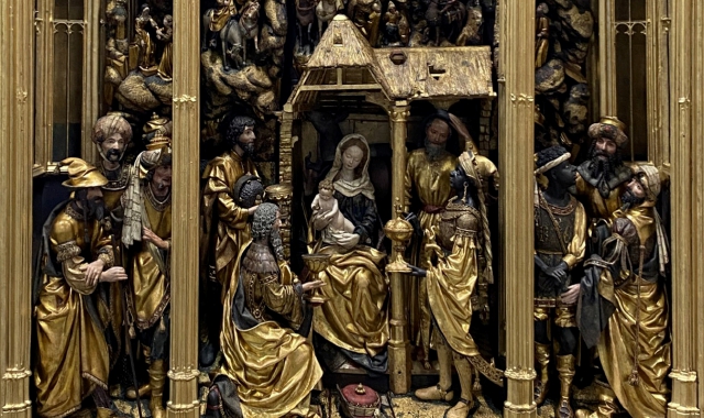 Il Retablo con l'Adorazione dei Magi in legno di quercia dipinto e dorato, e dettagli durante il restauro. Il capolavoro attribuito a Jan II Borman e bottega risale ai primi anni del XVI secolo