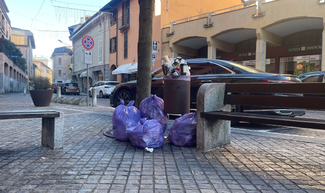 L’immagine fornita da Fratelli d’Italia dei rifiuti nel cuore della città