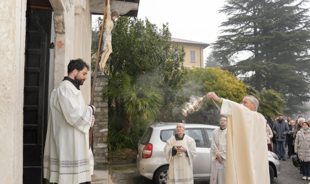 La cerimonia che ha aperto il Giubileo al Santuario di Caravate  (foto Blitz)