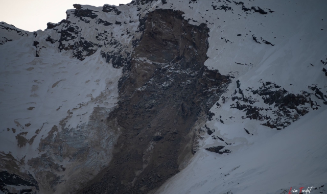 La suggestiva immagine del solco marrone nella neve creato dallo smottamento