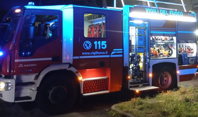 Varese, albero sui fili dell’alta tensione