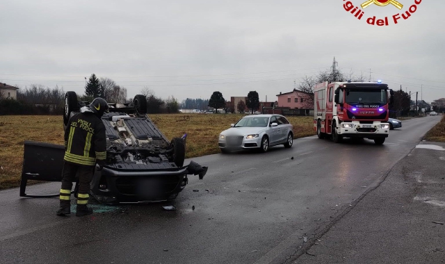 Scontro e ribaltamento: ferita una donna a Cassano