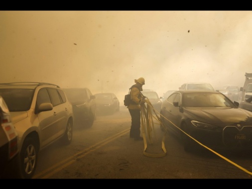Stato di emergenza a Los Angeles, 30 mila sfollati per rogo