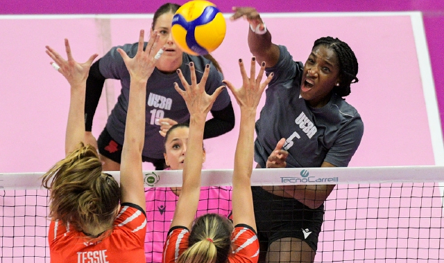 Uyba e Olaya si salutano