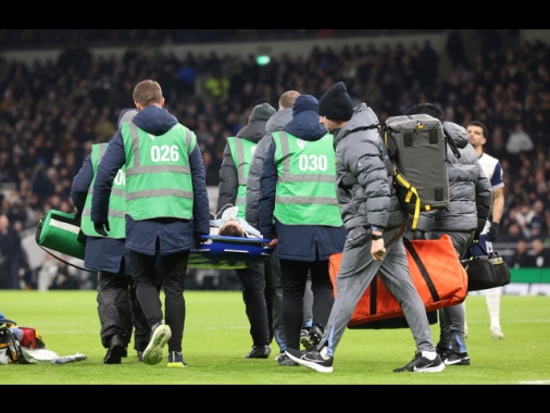 Sviene in campo durante Tottenham-Liverpool, paura per Bentancur