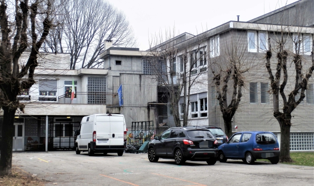 La scuola primaria Ungaretti di Sesto Calende (foto Archivio)