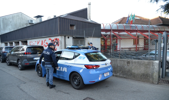 La polizia davanti all’Enaip di Varese (foto Blitz)