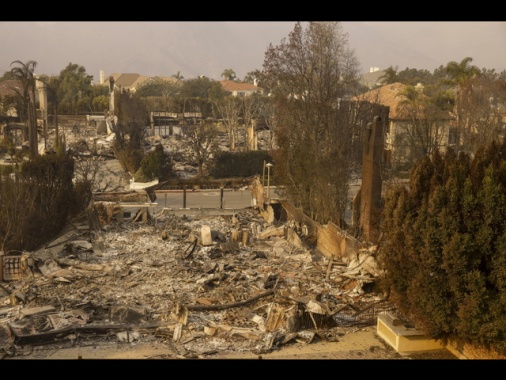 Sale il bilancio delle vittime a Los Angeles, 7 i morti