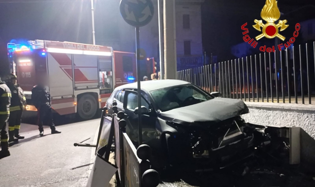 Auto contro il muro: danni e blackout