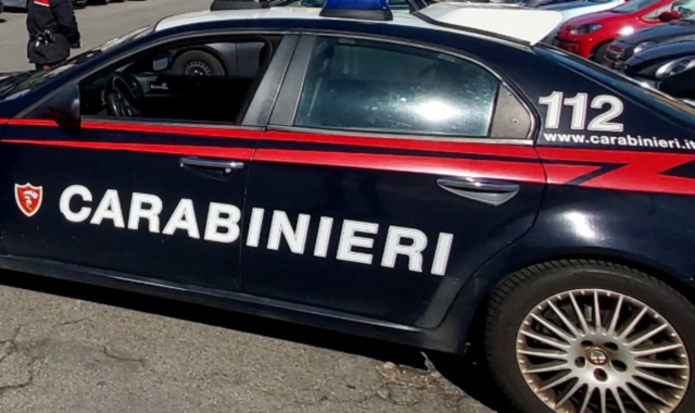 Minaccia la moglie per avere il bancomat: fermato