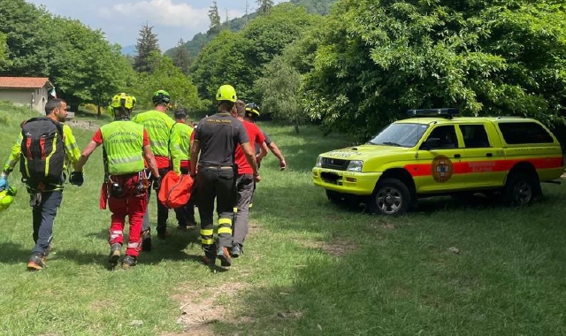 Un intervento del Cnsas della stazione di Varese (foto Archivio)