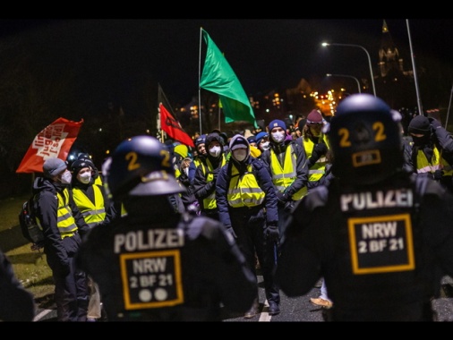 In Germania manifestanti ostacolano l'avvio del congresso di Afd