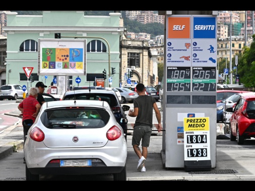 'Distributori non comunicano bene i prezzi benzina al Mimit'