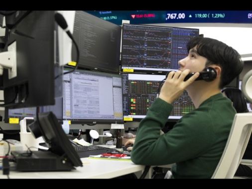 Borsa: l'Asia chiude in calo e guarda alle mosse della Fed